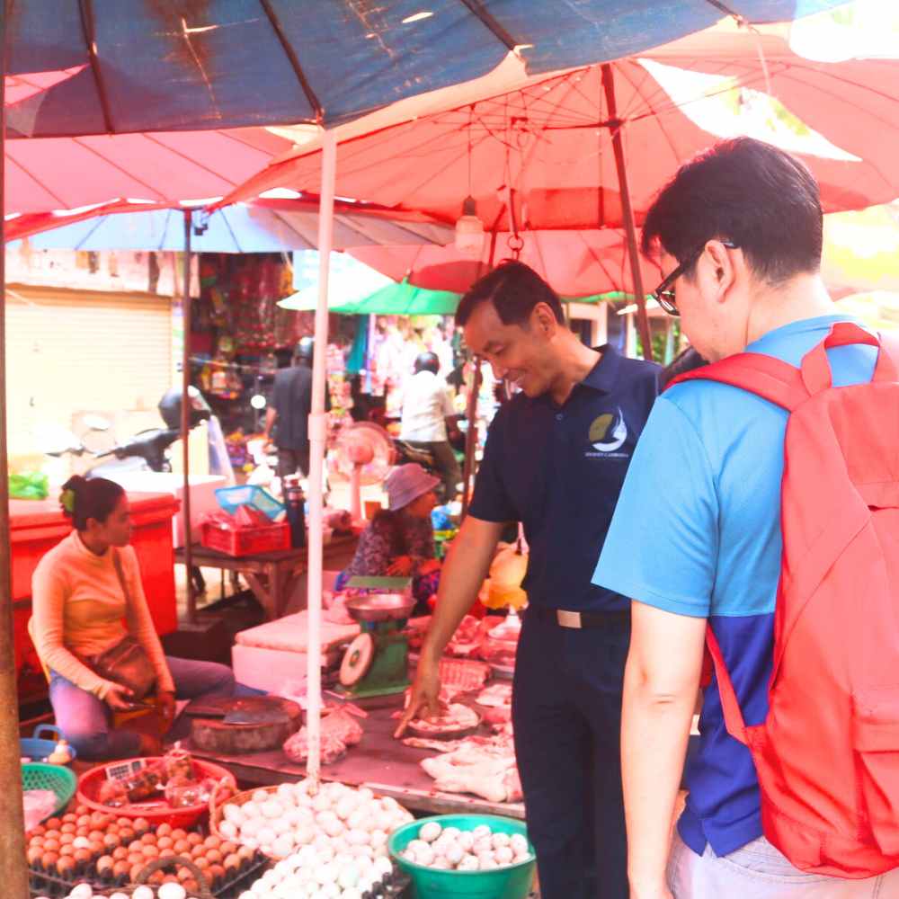 Local Village Stop – Explore a village en route, sampling Khmer snacks and observing local daily life.