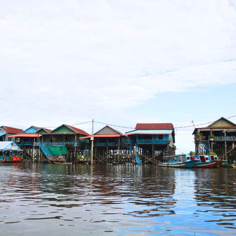 Stilt Houses – Marvel at the towering stilt houses in Kampong Phluk, built to withstand the seasonal flooding of the lake.