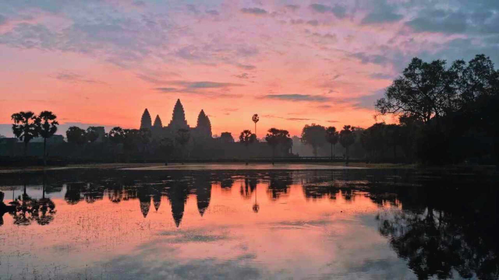 What time does Angkor Wat open and close