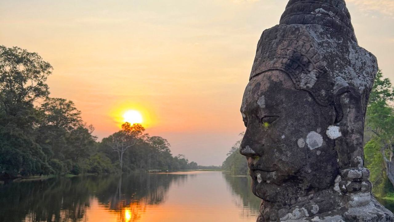 Siem Reap 5 day itinerary from Singapore is a calm way see Angkor Wat at sunrise, a nature day, spend time on Tonle Sap, and leave town